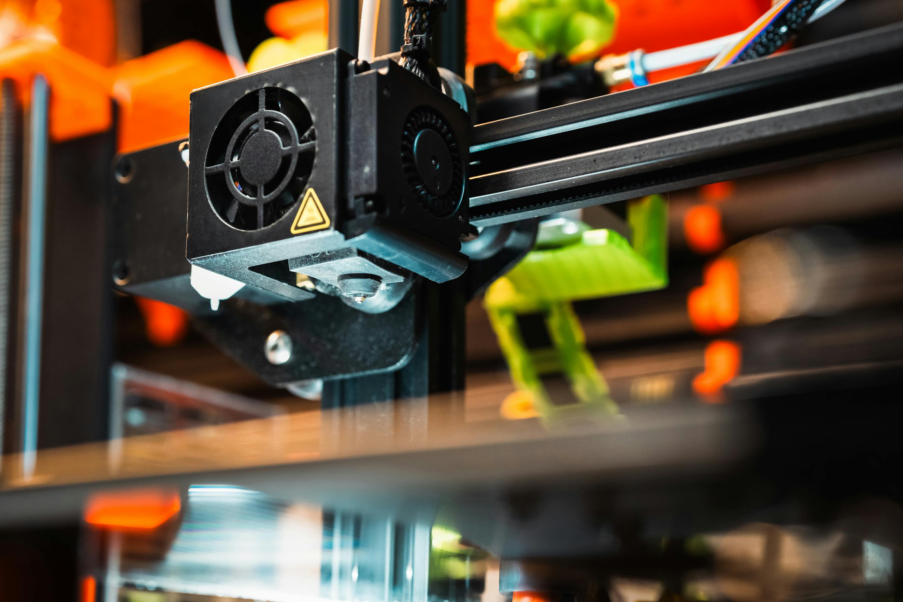 Impresora 3D de escritorio fabricando prototipo en PLA con extrusor de alta precisión y cama caliente de 220×220 mm